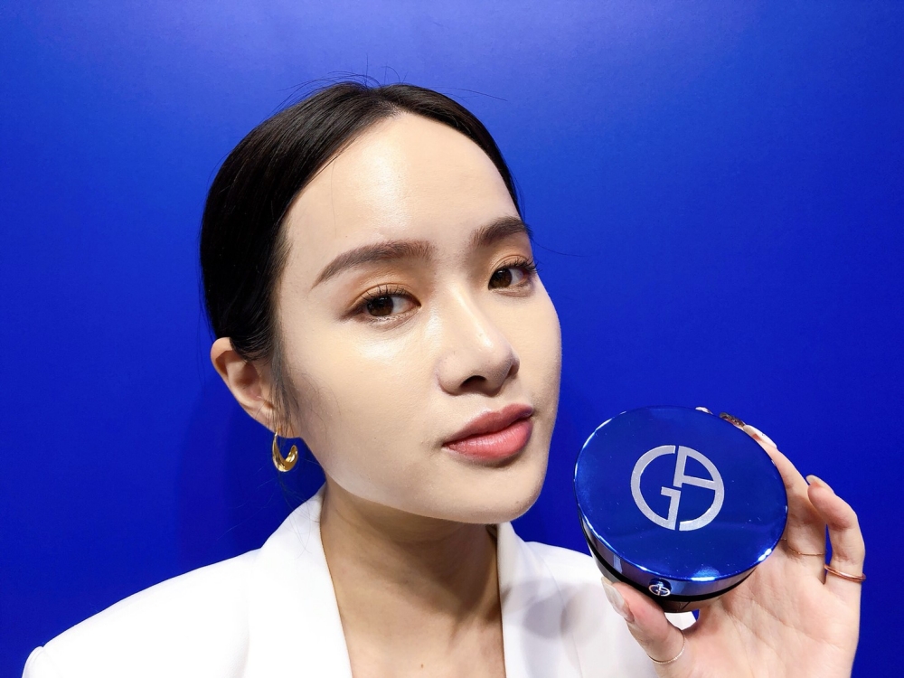Giorgio Armani 設計師全能氣墊水粉霜 SPF50・PA+++ 14g / NT$2,750 亞曼尼極光藍氣墊