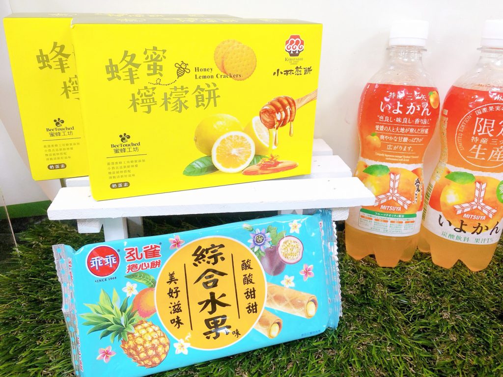 蜂蜜檸檬餅 NT$39、孔雀綜合水果捲心餅 NT$32(第二件6折)