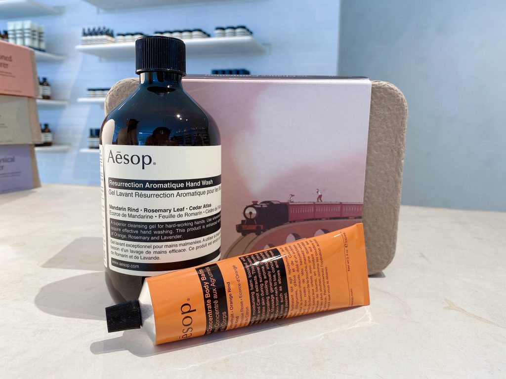 The Chance Companion 偶遇的旅伴/NT$1,950
包含:賦活芳香手部清潔露500mL、橙香身體乳霜100mL