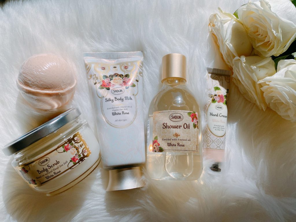 白玫瑰 護手霜 30ml/NT$380、白玫瑰 薰香組 250ml/NT$1,980、白玫瑰 沐浴球 155g/NT$400