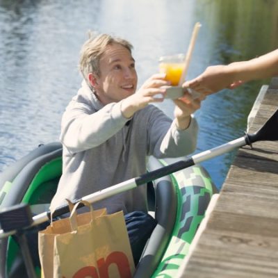Float-Through McDonalds 用划船也能外帶得來速：德國麥當勞在河畔有著「船來速」功能