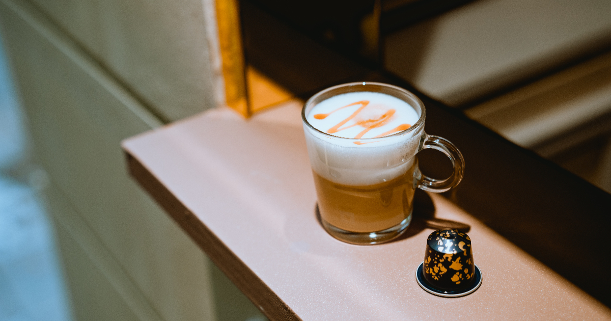 星耀焦糖瑪奇朵：以帶有迷人果香、穀物甜香與木質香調的Nespresso星耀巴黎單一產區哥倫比亞黑咖啡為基底，加上些許牛奶的完美混合，即可品嚐到其散發出的焦糖甜香。