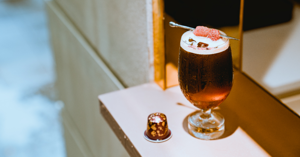 星耀莓瑰氣泡冰咖啡：以Pierre Hermé最著名的夾心馬卡龍Ispahan為靈感，除了完美揉入細緻的覆盆莓風味，大膽結合氣泡水，再搭上玫瑰糖漿點綴，意外打造兼具視覺與味覺的繽紛體驗。